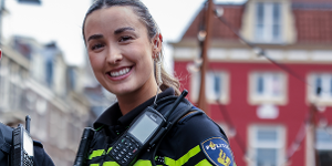 Agent Rebecca: "Als klein meisje liep ik in een roze tutu, nu met een vuurwapen''